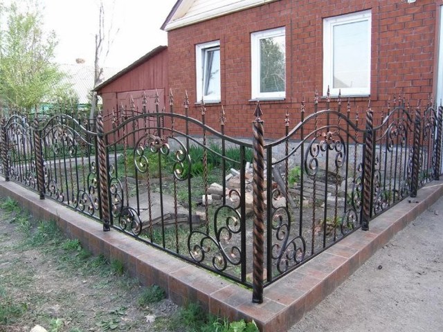 Металлические ворота, калитка, забор (с ковкой)