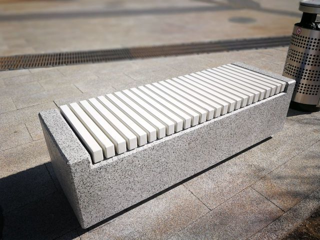 Скамейка из бетона Темп с фактурой из камня