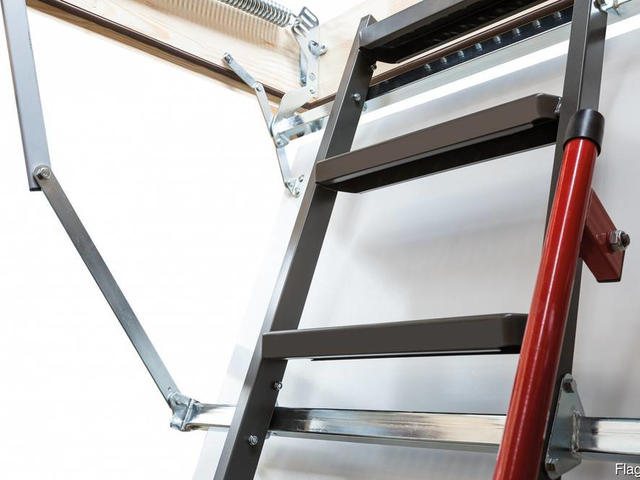 Металлическая лестница для помещений с высокими потолками